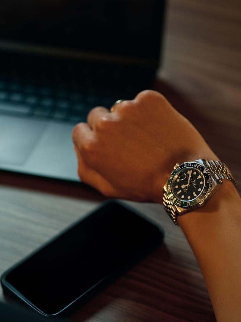 Detailaufnahme einer Uhr als Symbol für Loopa